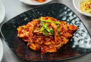 Kimchi tradicional servido em tigela de cerâmica, representando a cultura gastronômica da Coreia do Sul
