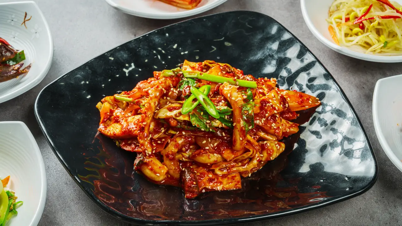 Kimchi tradicional servido em tigela de cerâmica, representando a cultura gastronômica da Coreia do Sul