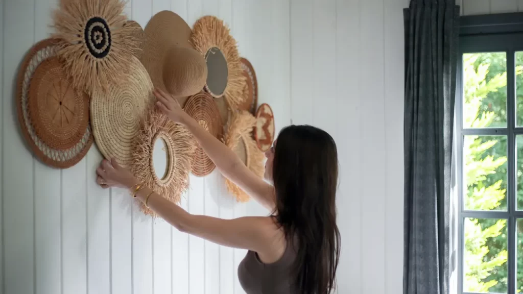 pendurando itens de decoração artesanais