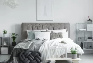 Quarto com varias plantas decorando