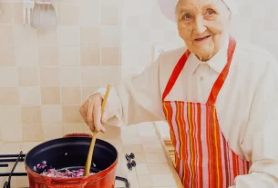 avó cozinhando