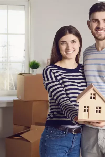 Casal feliz após alugar imóvel sem fiador usando seguro fiança