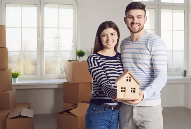 Casal feliz após alugar imóvel sem fiador usando seguro fiança